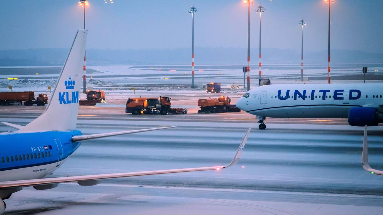 Räumfahrzeuge sind am Hauptstadtflughafen BER im Einsatz.