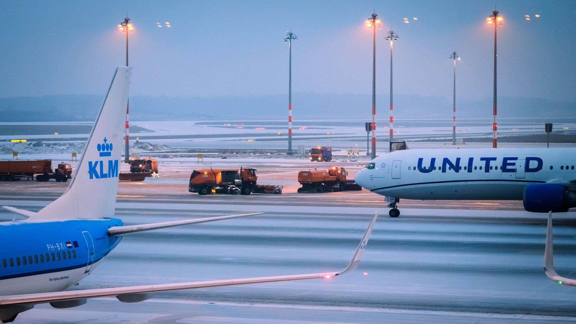 Räumfahrzeuge sind am Hauptstadtflughafen BER im Einsatz.