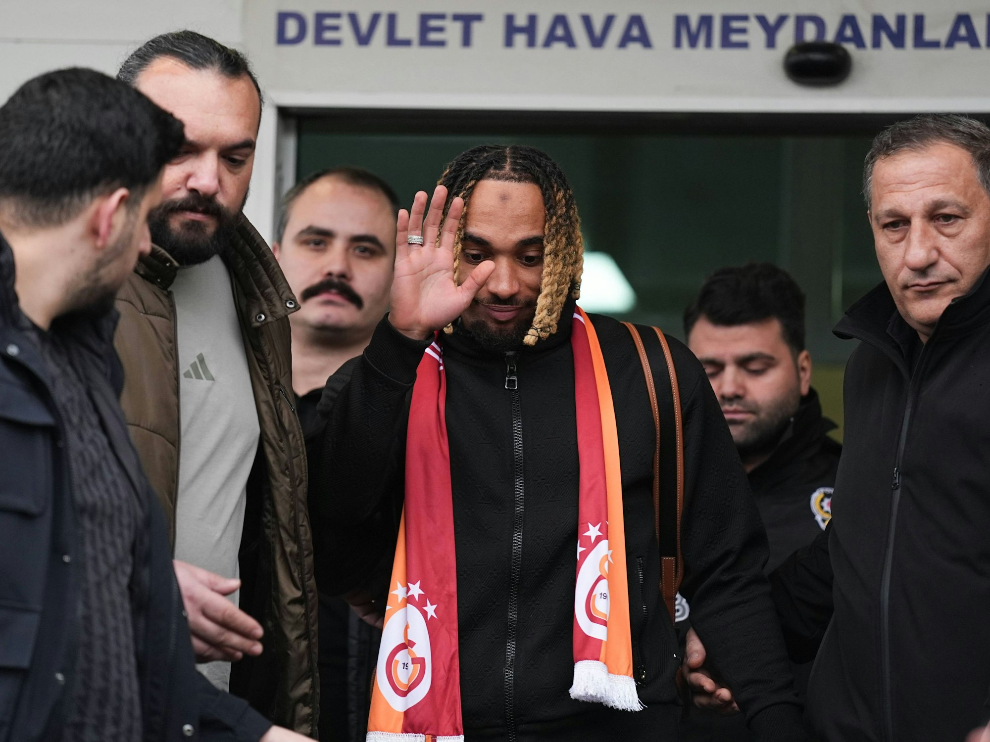 Sacha Boey mit Galatasaray-Schal.