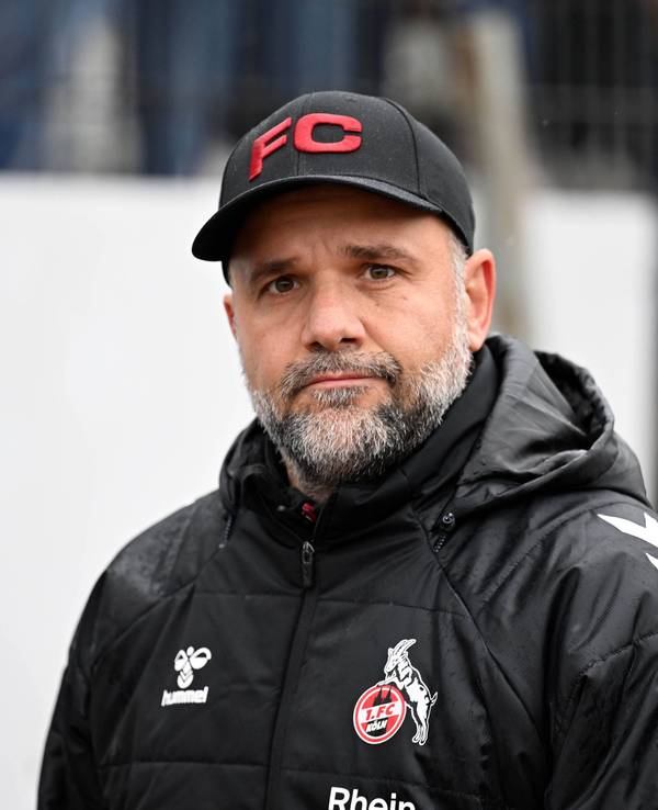 Evangelos Sbonias mit FC-Kappe und schwarzer FC-Winterjacke.