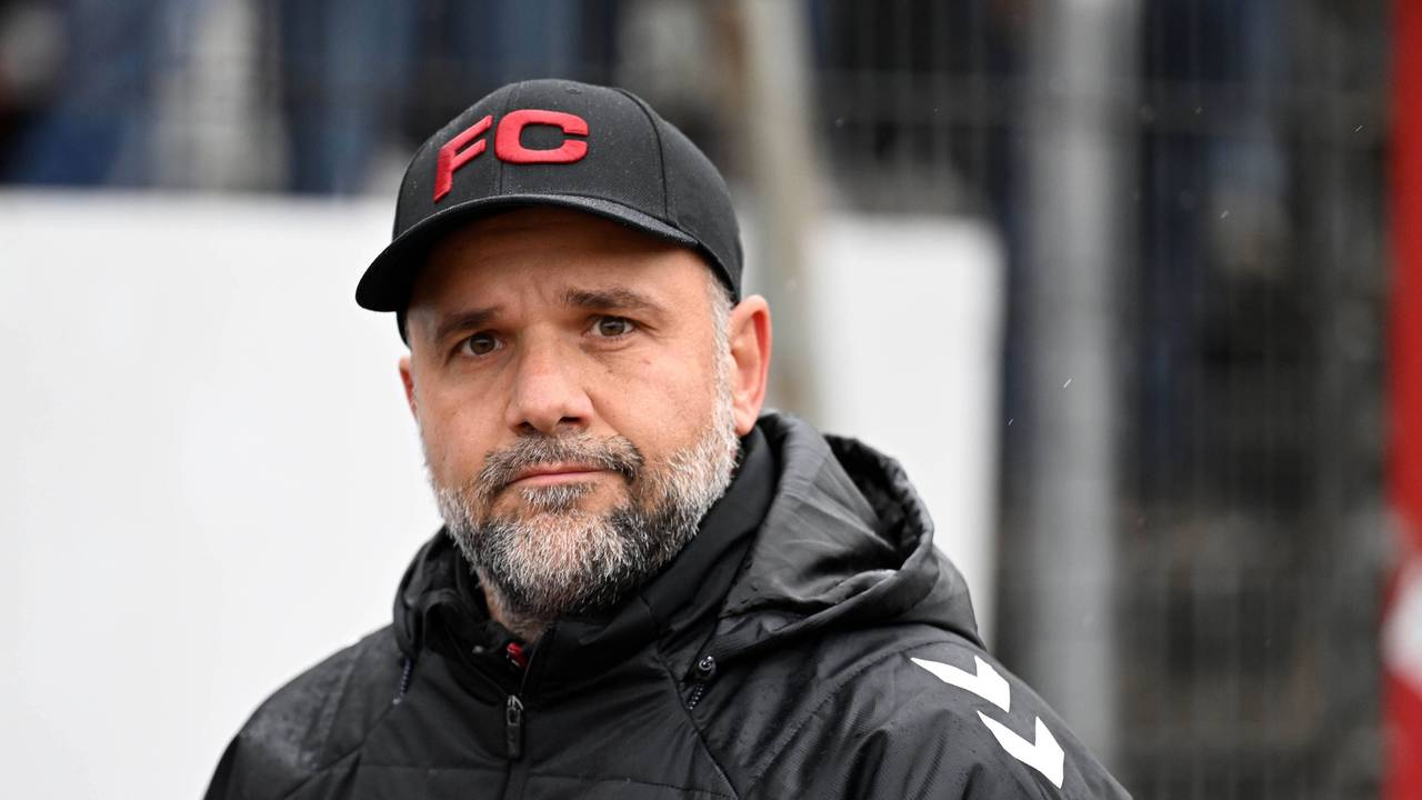 Evangelos Sbonias mit FC-Kappe und schwarzer FC-Winterjacke.