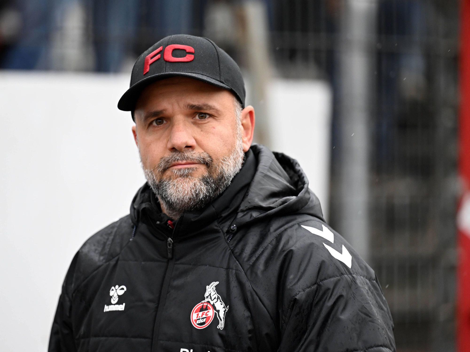 Evangelos Sbonias mit FC-Kappe und schwarzer FC-Winterjacke.