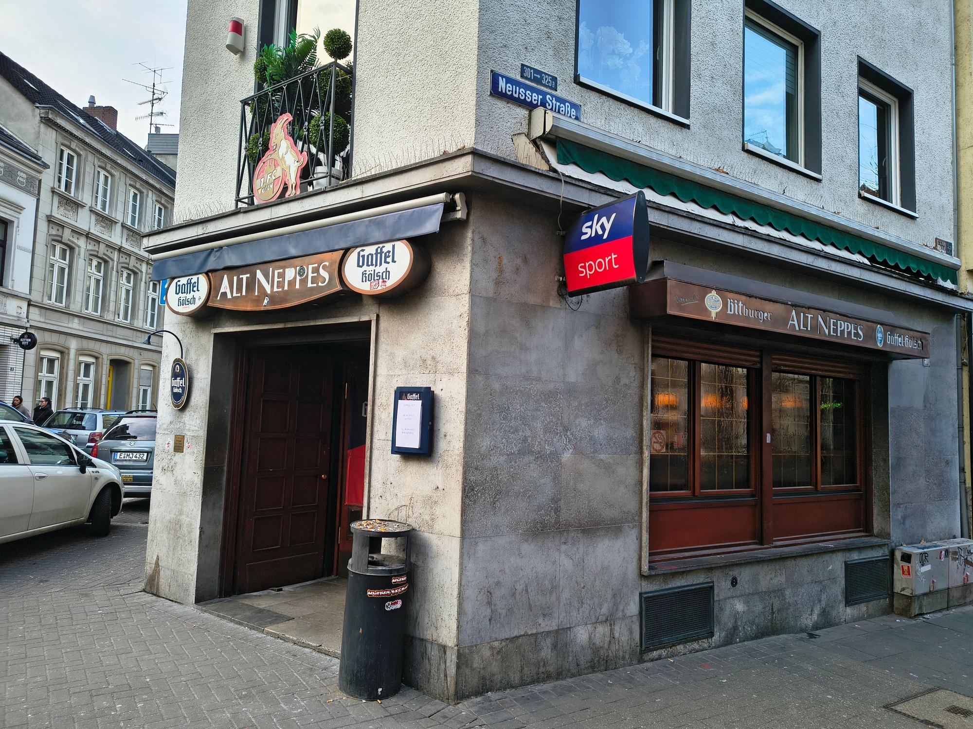 Das „Alt Neppes“ auf der Neusser Straße ist eine echte FC-Fan-Kneipe.