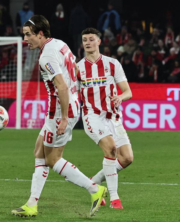 Jakub Kaminski am Ball, dahinter beobachtet Eric Martel die Aktion.