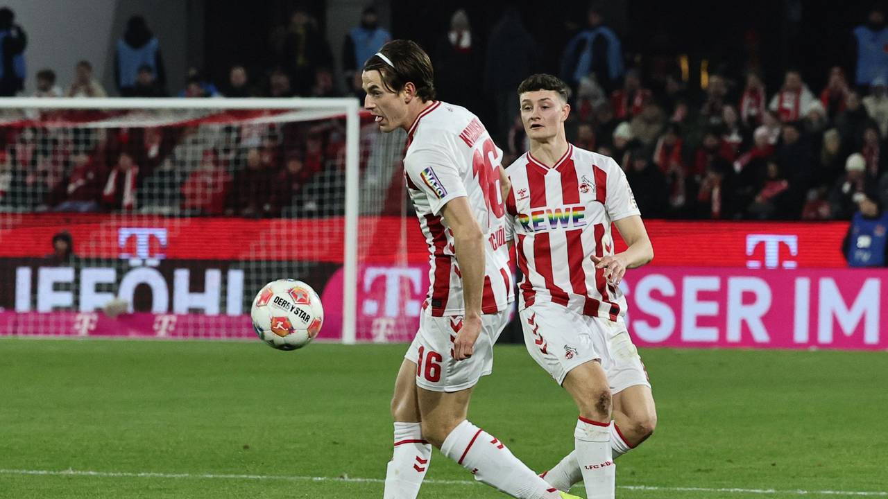 Jakub Kaminski am Ball, dahinter beobachtet Eric Martel die Aktion.