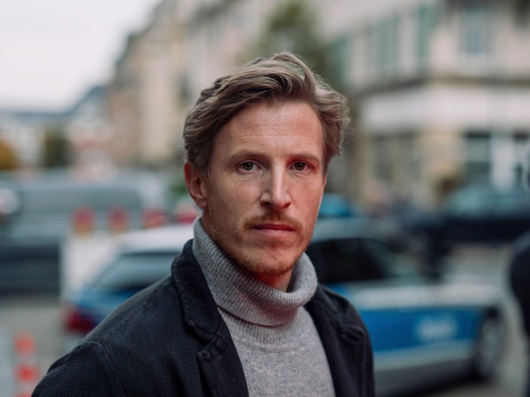 Golo Euler muss als Kommissar Herbst im neuen „Thüringenkrimi“ zunächst den Mord an einer Familienrichterin aufklären. (Bild: ZDF / Adrian Gross)