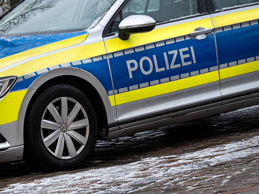 Polizeiwagen auf glatter Fahrbahn