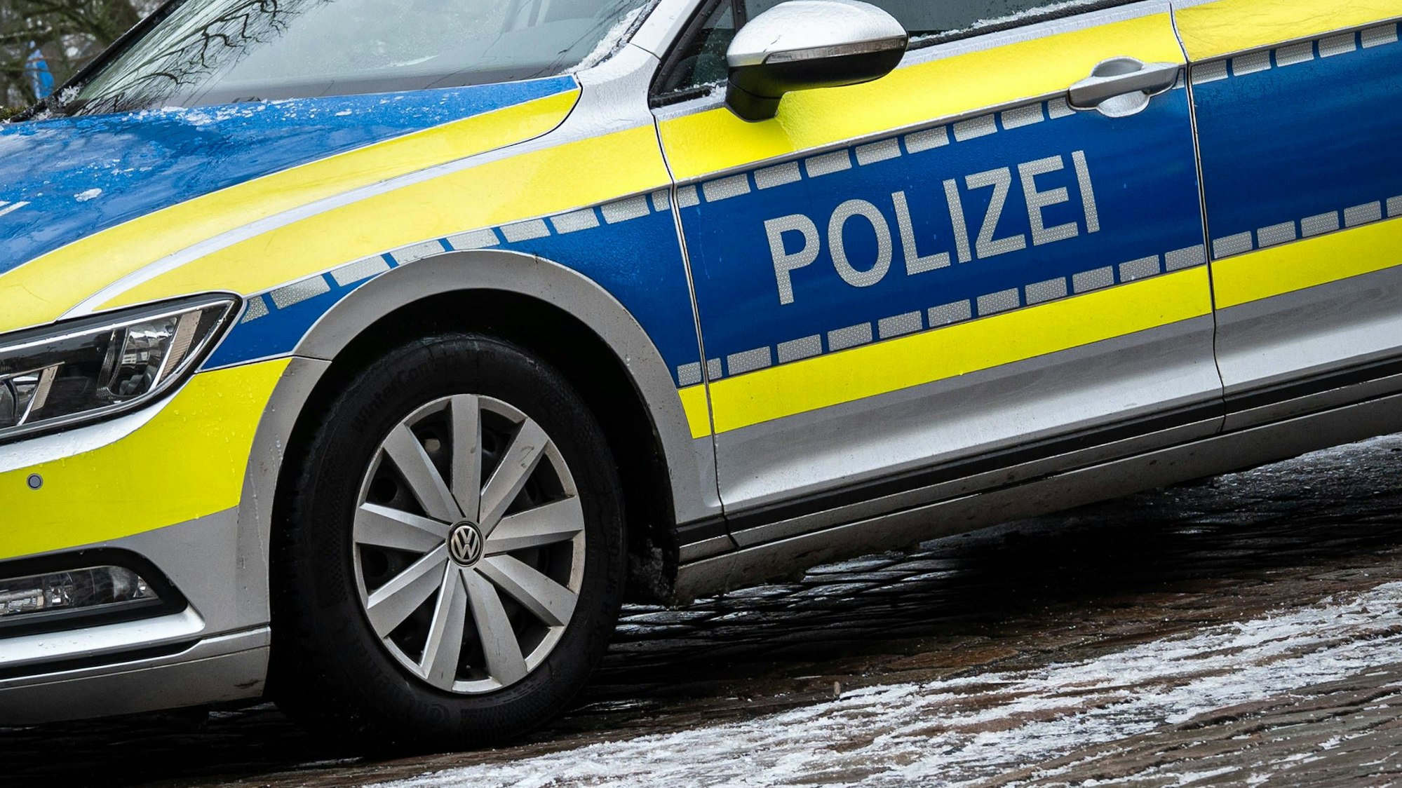 Polizeiwagen auf glatter Fahrbahn