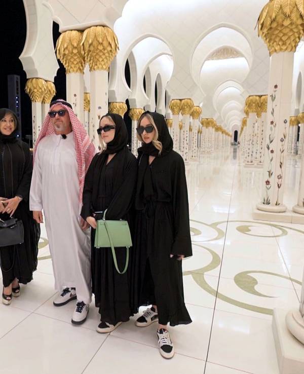 Die Geissens dürfen in die größte Moschee der Emirate, doch dafür müssen alle verschleierte Outfits kaufen.