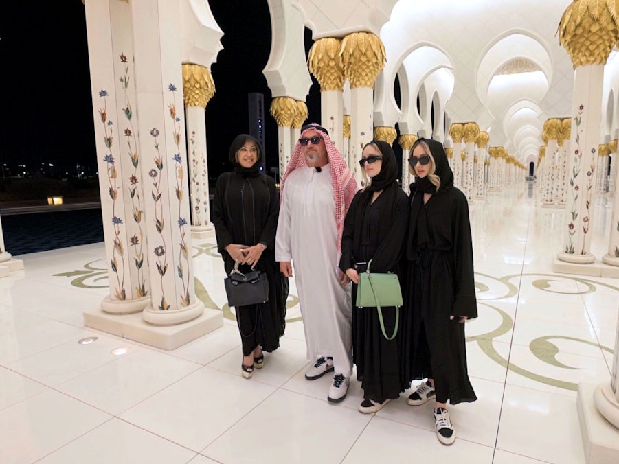 Die Geissens dürfen in die größte Moschee der Emirate, doch dafür müssen alle verschleierte Outfits kaufen.