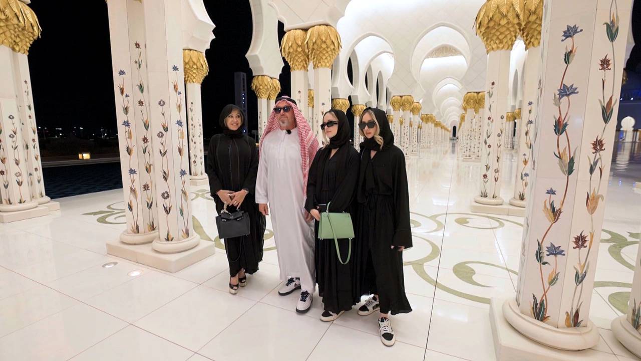 Die Geissens dürfen in die größte Moschee der Emirate, doch dafür müssen alle verschleierte Outfits kaufen.