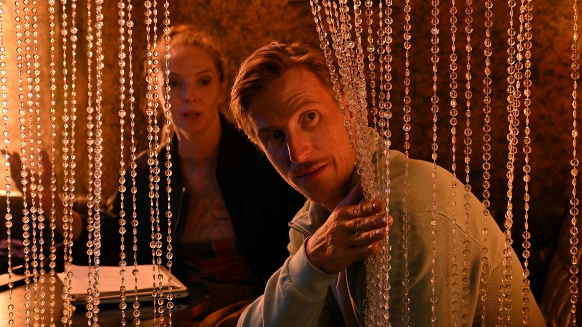 In „Liebesbrief an Jenny“ bekommt Golo Euler als Timo Streit mit seiner PR-Managerin Alessia (Pheline Roggan). (Bild: ZDF / Christiane Pausch)