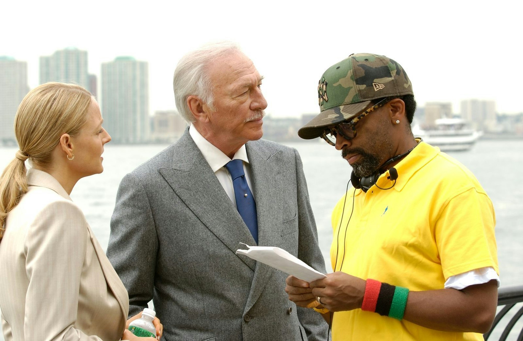 Den Thriller „Inside Man“ drehte Christopher Plummer (Mitte) 2005 zusammen mit Schauspielkollegin Jodie Foster und Regisseur Spike Lee. (Bild: 2006 Universal Studios / David Lee)