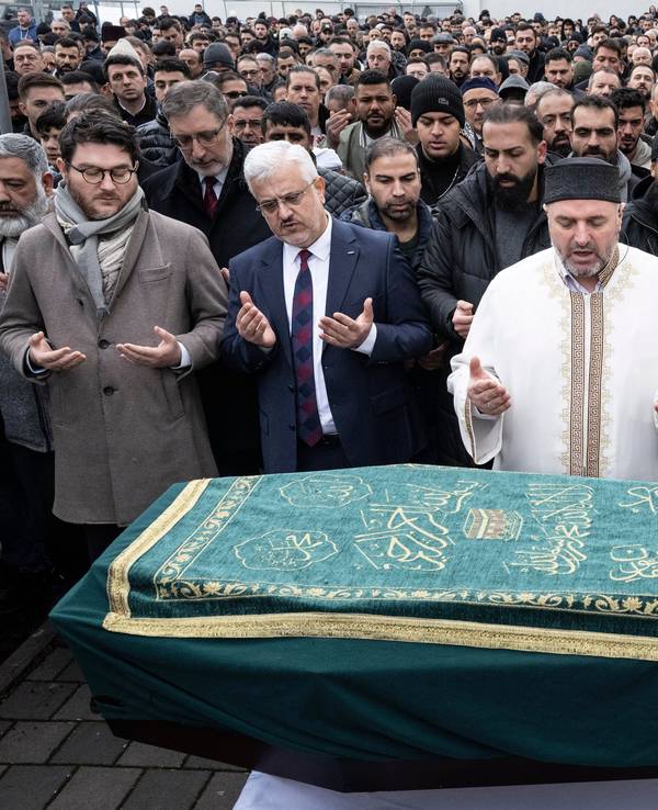 Mehr als tausend Menschen nahmen im Innenhof der Alemi Islam Moschee in Ludwigshafen Abschied von Serkan C. Der Bahnmitarbeiter war am Montag in einem Regionalexpress von einem Mann attackiert worden und später an seinen Verletzungen gestorben.