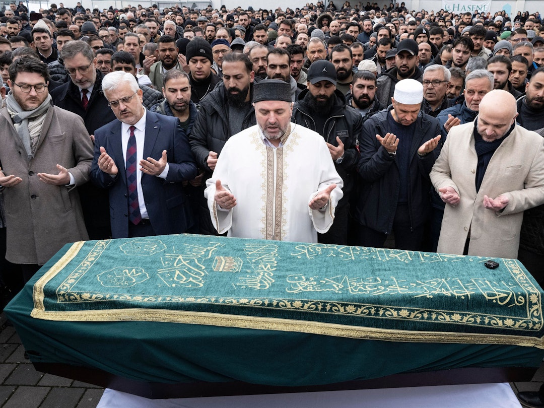 Mehr als tausend Menschen nahmen im Innenhof der Alemi Islam Moschee in Ludwigshafen Abschied von Serkan C. Der Bahnmitarbeiter war am Montag in einem Regionalexpress von einem Mann attackiert worden und später an seinen Verletzungen gestorben.