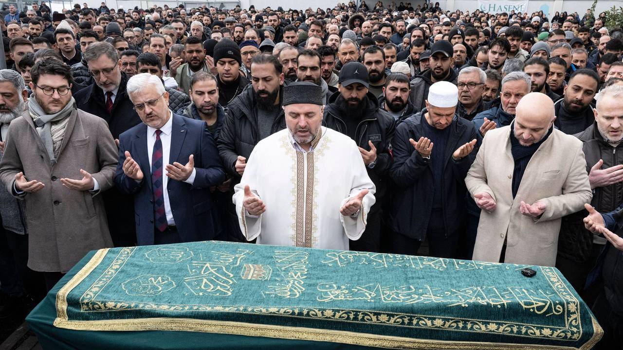 Mehr als tausend Menschen nahmen im Innenhof der Alemi Islam Moschee in Ludwigshafen Abschied von Serkan C. Der Bahnmitarbeiter war am Montag in einem Regionalexpress von einem Mann attackiert worden und später an seinen Verletzungen gestorben.