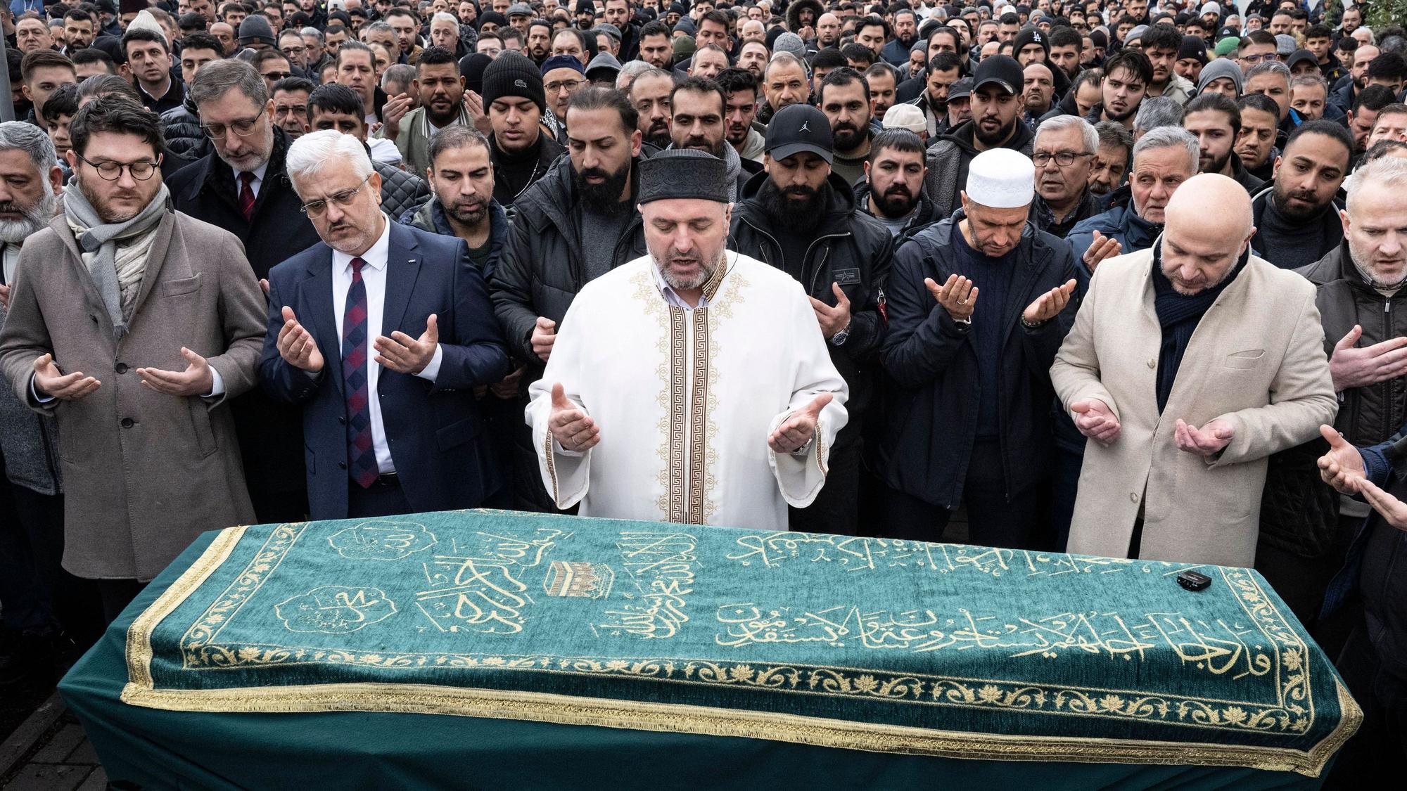 Mehr als tausend Menschen nahmen im Innenhof der Alemi Islam Moschee in Ludwigshafen Abschied von Serkan C. Der Bahnmitarbeiter war am Montag in einem Regionalexpress von einem Mann attackiert worden und später an seinen Verletzungen gestorben.