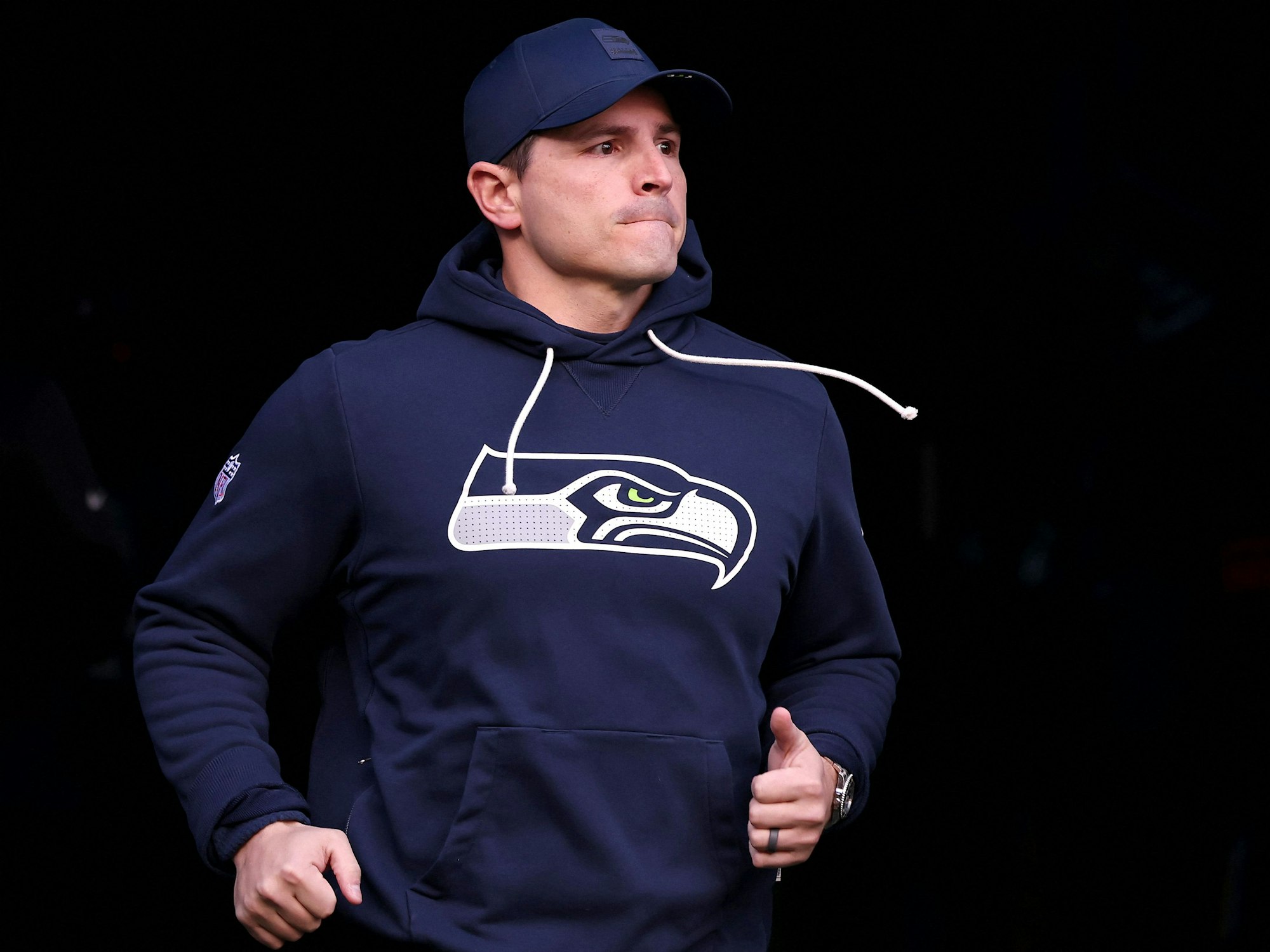 Headcoach Mike MacDonald von den Seattle Seahawks schaut angespannt.