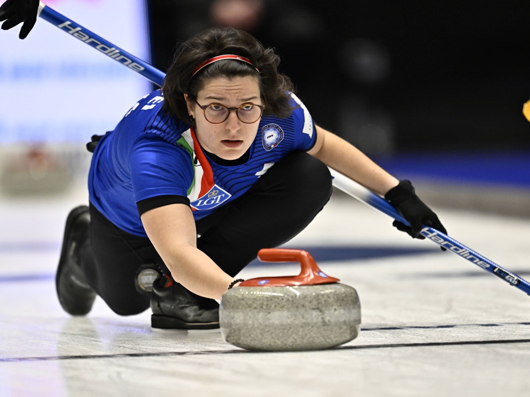 Angela Romei spielt einen Stein beim Curling.