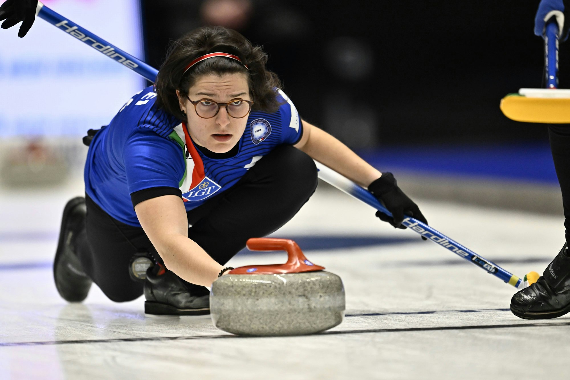 Angela Romei spielt einen Stein beim Curling.