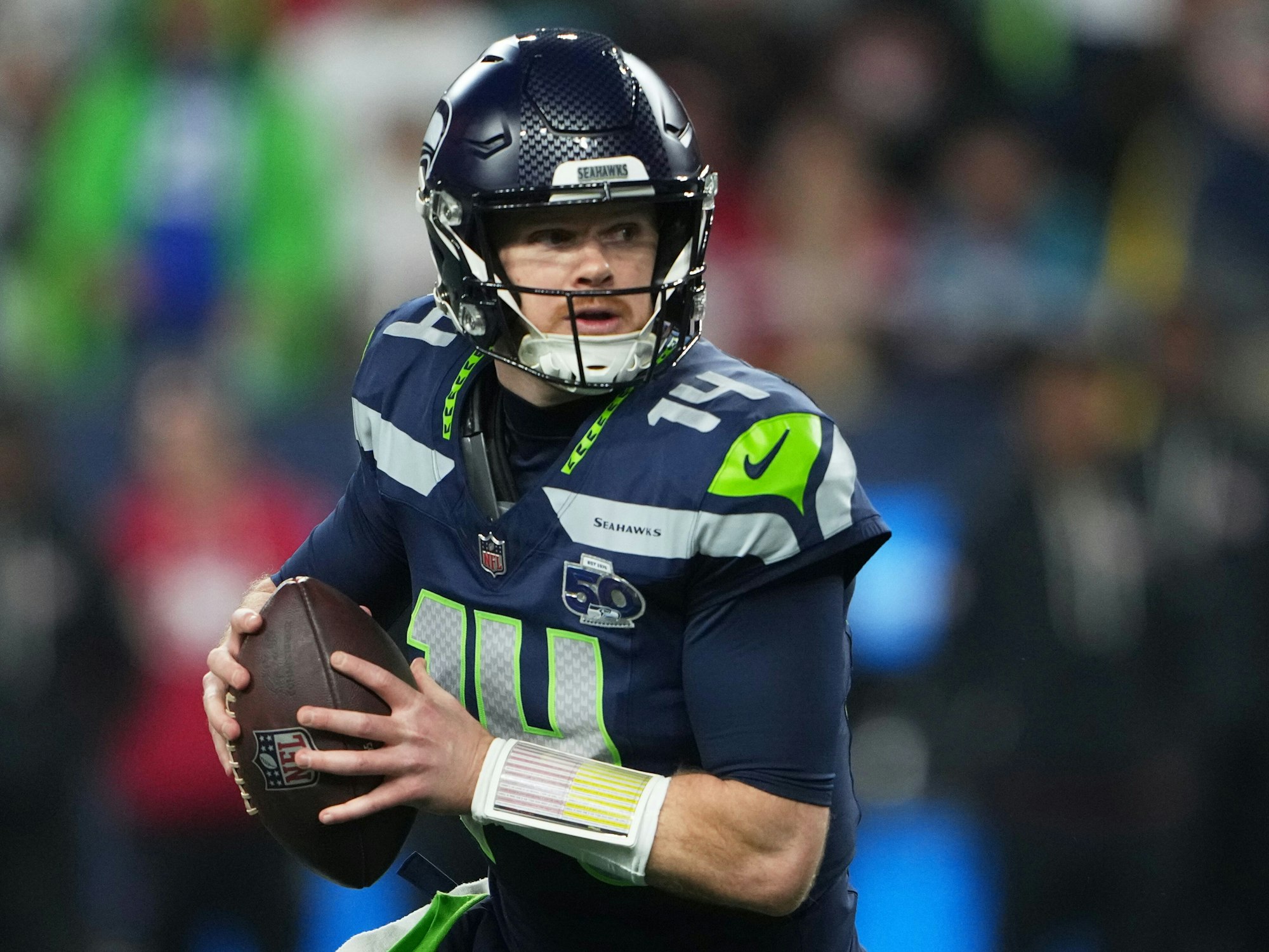 Sam Darnold, Quarterback der Seattle Seahawks, mit dem Ball in der Hand.