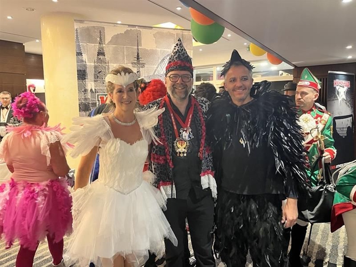 Anke Türoff und FC-Geschäftsführer Philipp Türoff mit Haie-Geschäftsführer Philipp Walter bei der KEC-Karnevalssitzung.