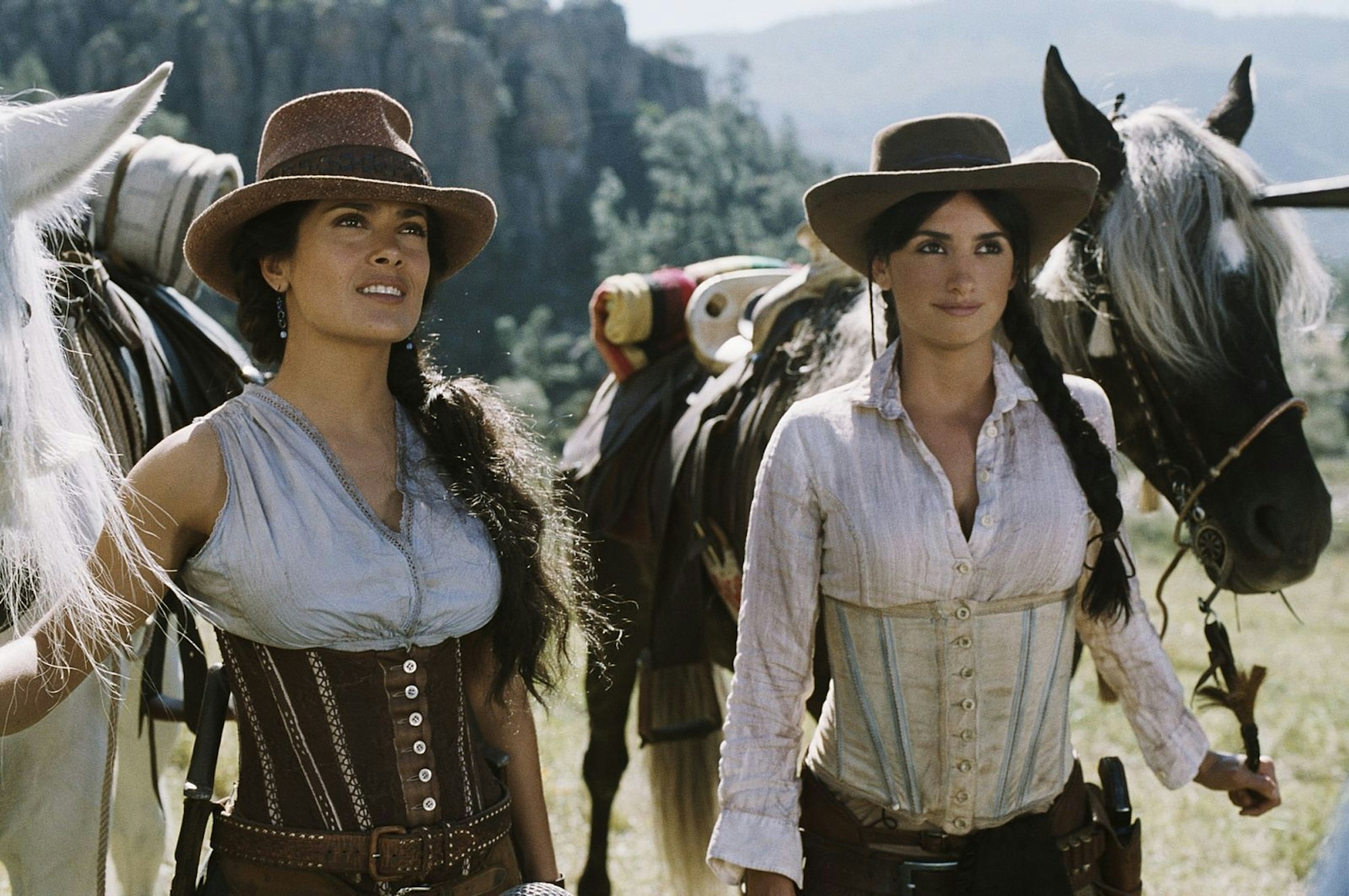Ein gelungener Western-Spaß aus der Feder von Kult-Regisseur Luc Besson: In „Bandidas“ (2006) spielten Salma Hayek (links) und Penélope Cruz zwei Bankräuberinnen. (Bild: Universum Film)
