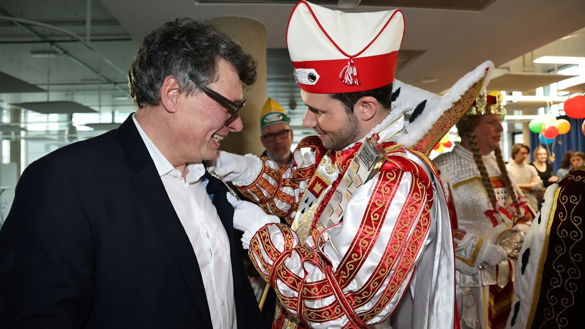 Gerald Selch erhält von Prinz Niklas die Prinzenspange.