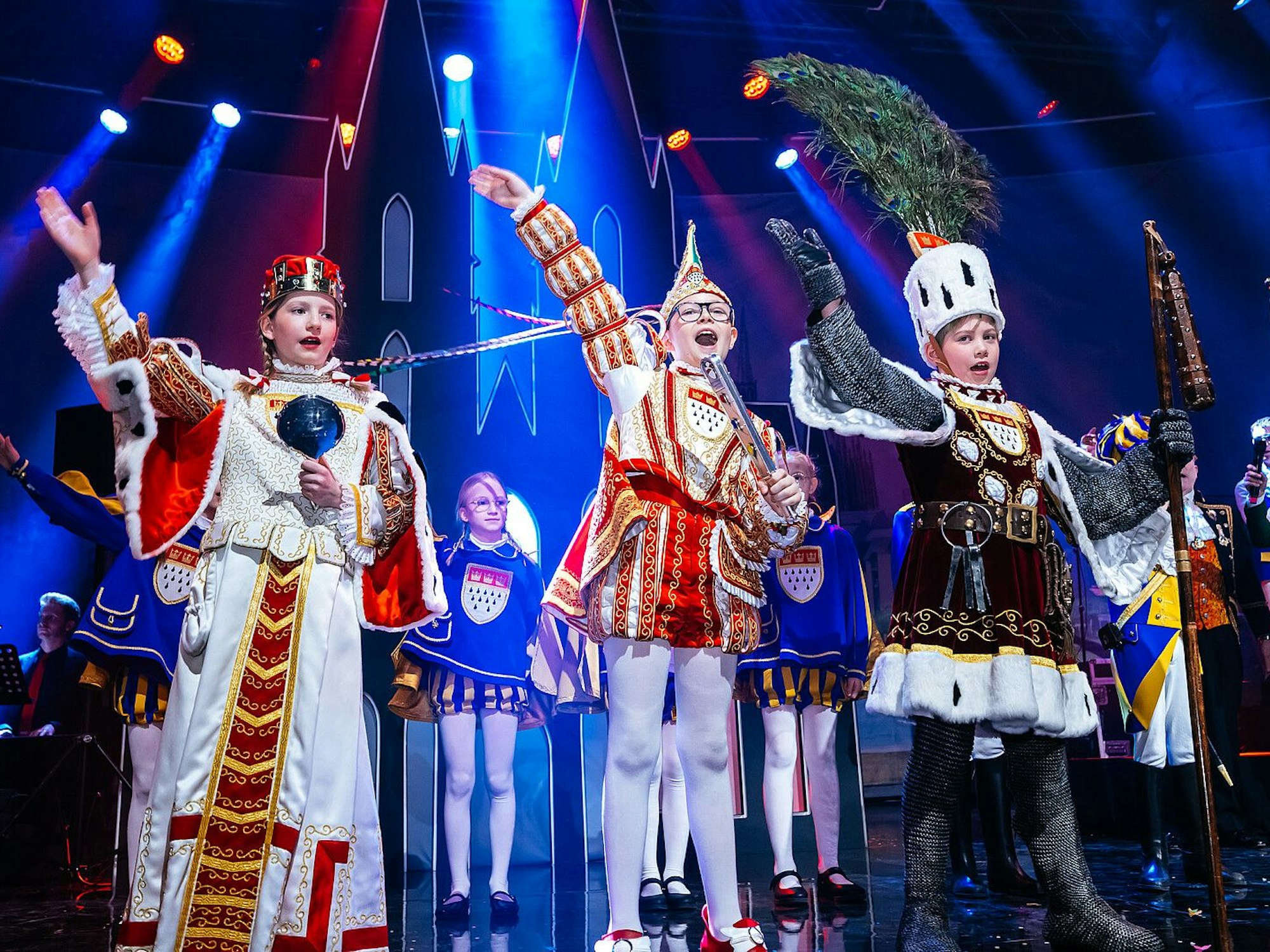 Das Kölner Kinderdreigestirn auf der Bühne.