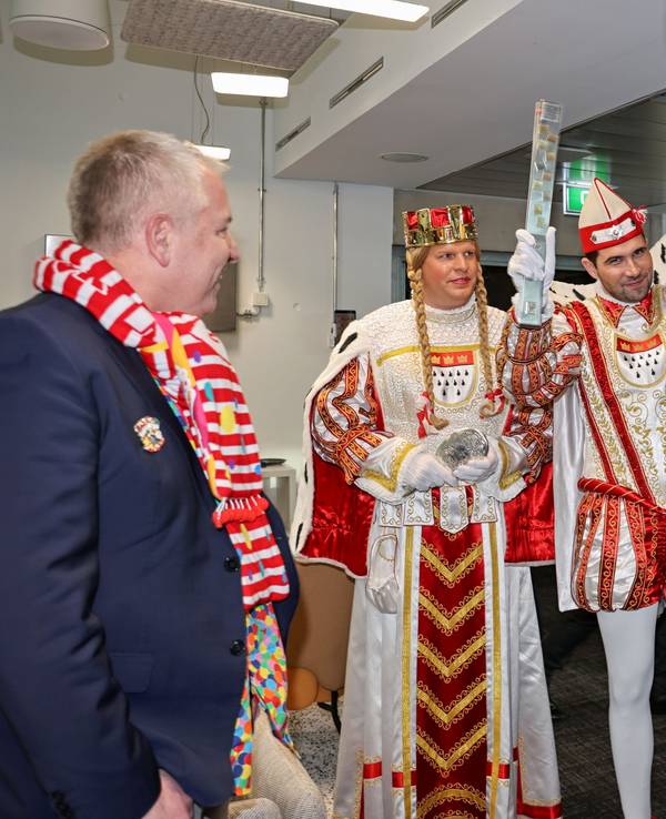 Das Kölner Dreigestirn zu Besuch im Neven-DuMont-Haus.