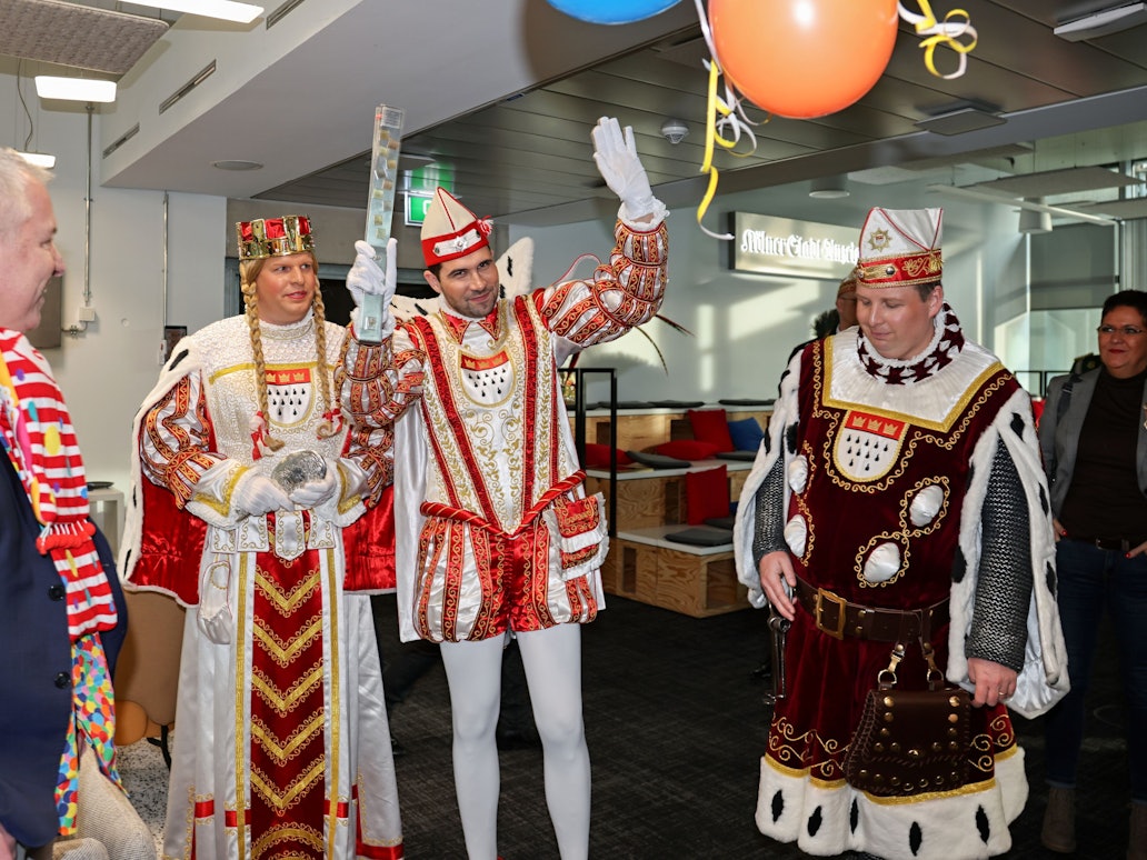 Das Kölner Dreigestirn zu Besuch im Neven-DuMont-Haus.