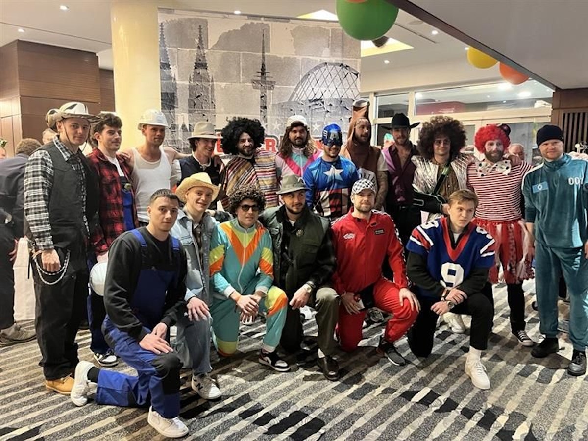 Die Mannschaft der Kölner Haie bei der Karnevalssitzung.