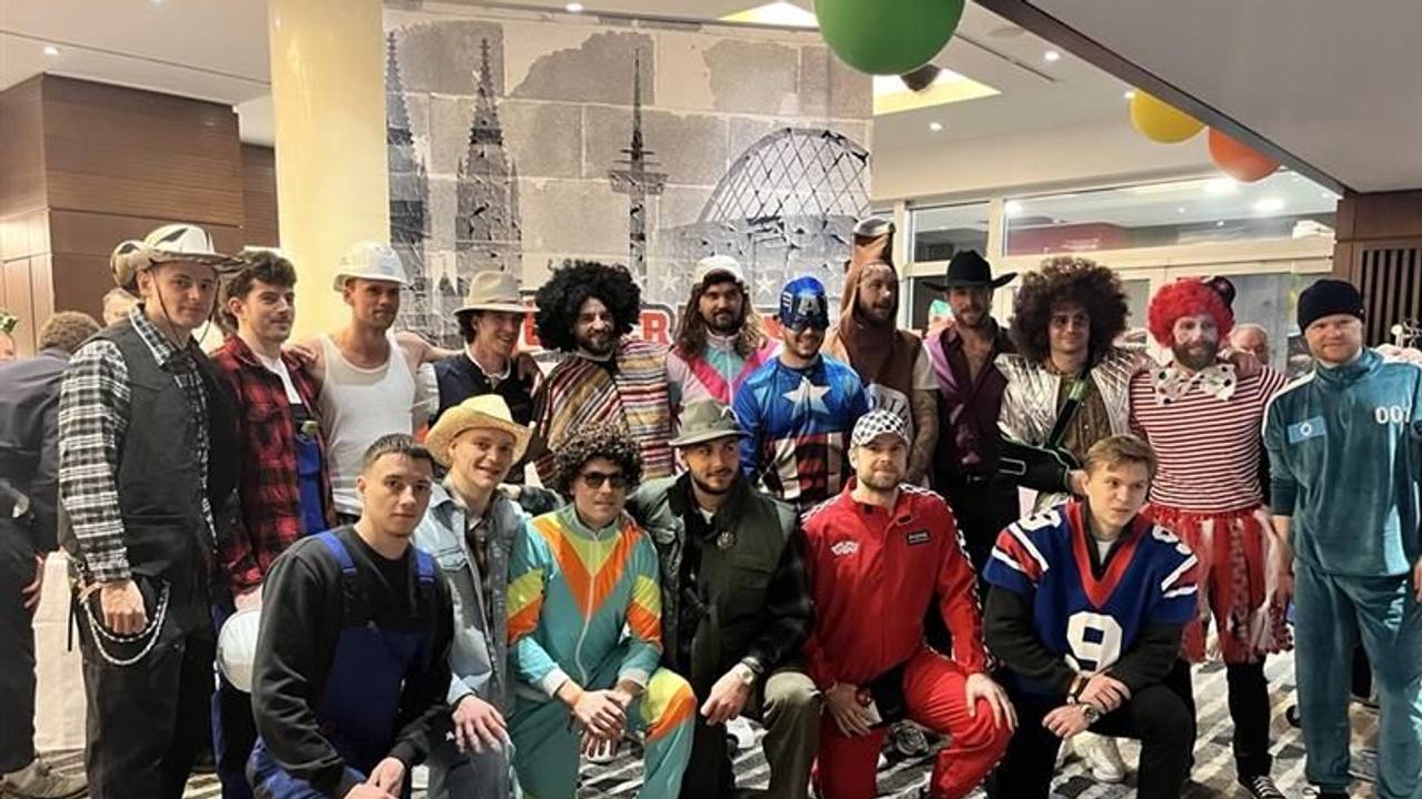 Die Mannschaft der Kölner Haie bei der Karnevalssitzung.