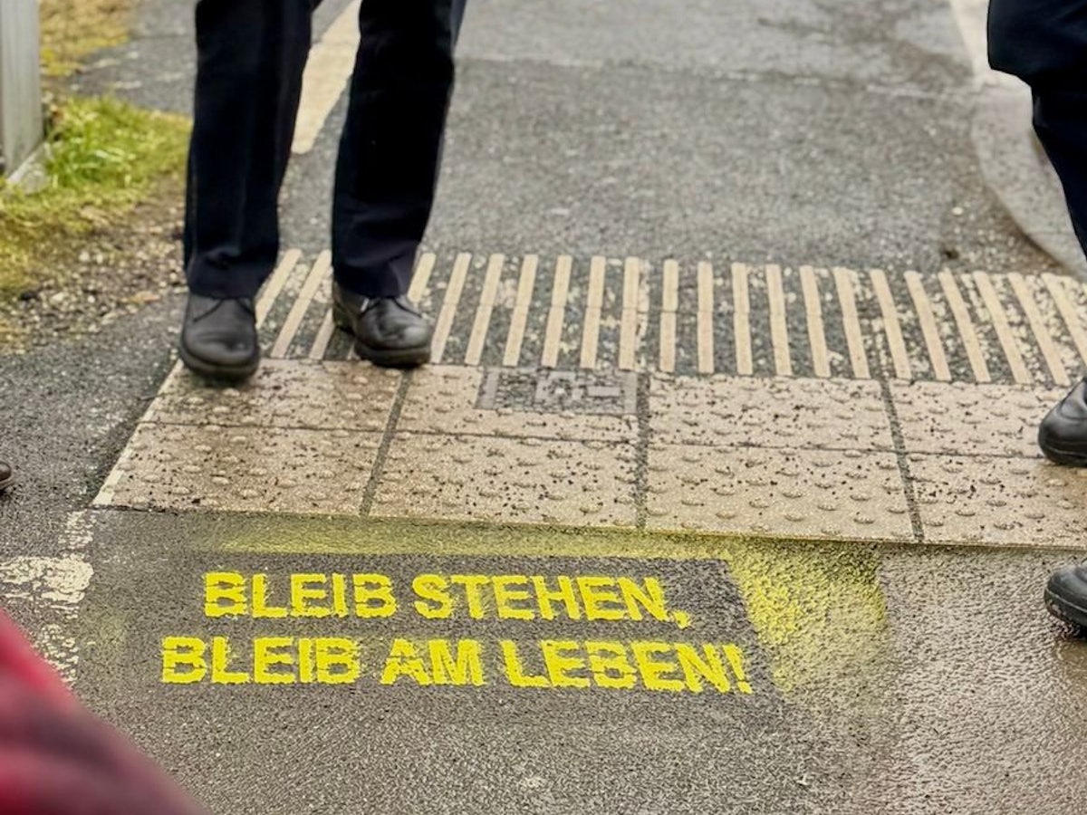 Ein Plakat der Polizei-Präventionskampagne „BLEIB STEHEN, BLEIB AM LEBEN!“.
