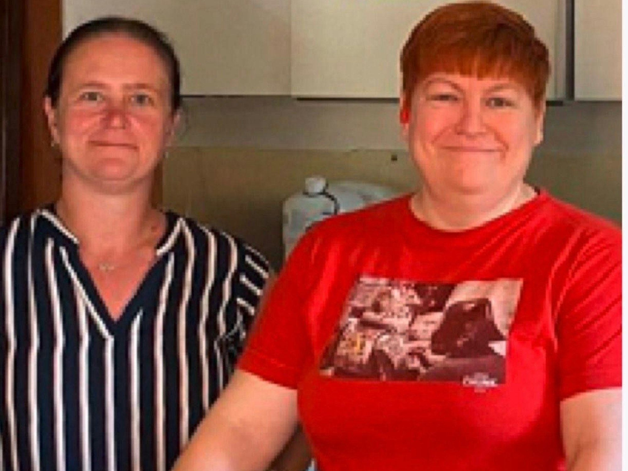 Zwei Frauen stehen dicht beieinander.