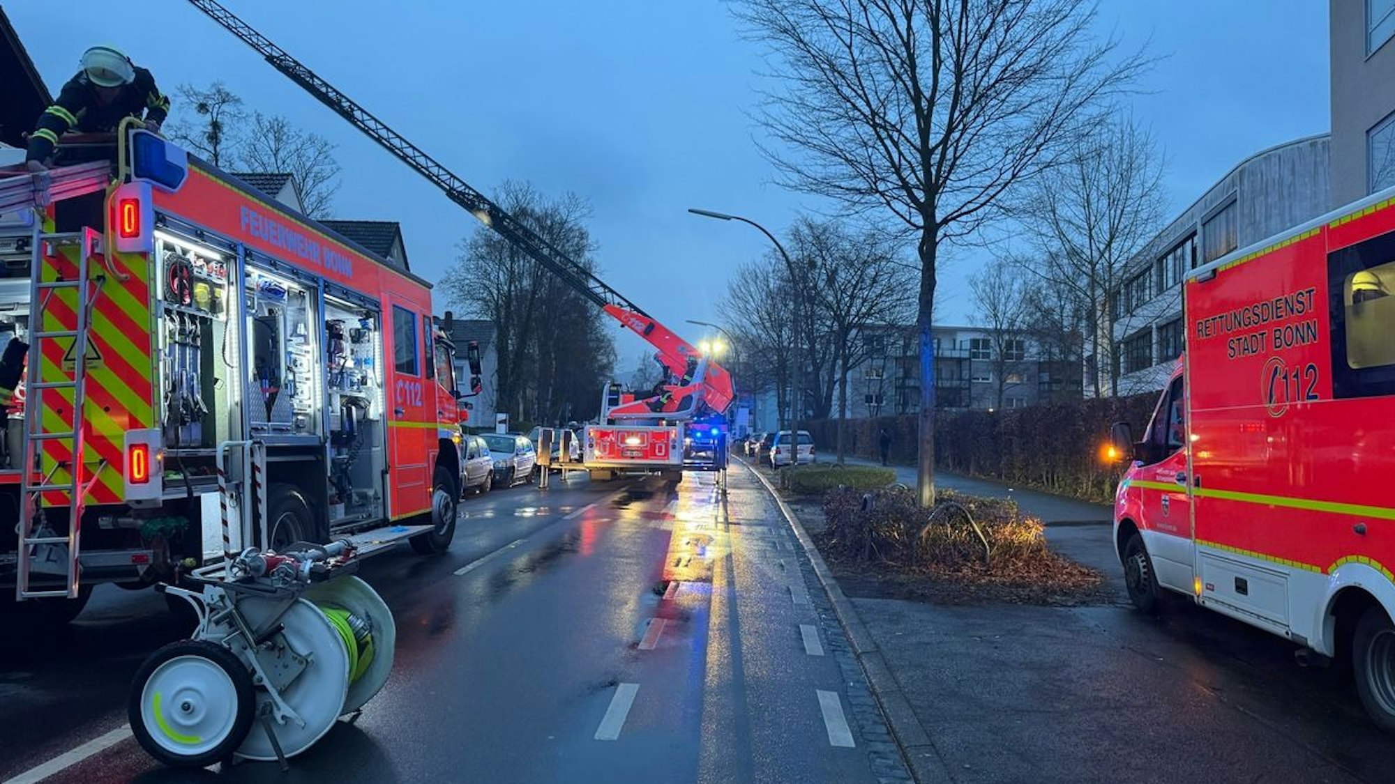 Gebäudebrand in Bonn-Plittersdorf: Ladenlokal nach Küchenbrand nicht mehr nutzbar.