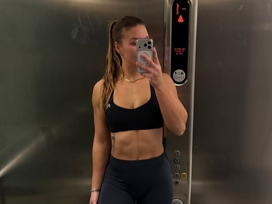 Lisa Buckwitz auf einem Selfie im Aufzug.