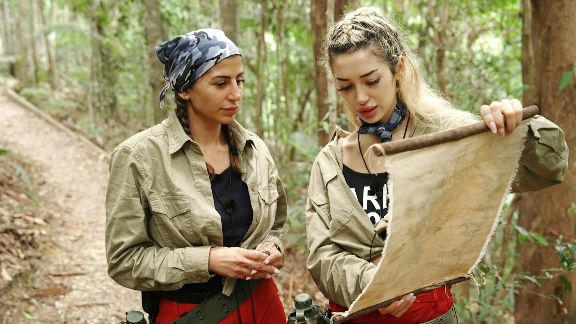 Gezicke bei der gemeinsamen Schatzsuche: Auf der Jagd nach Leckereien geraten Eva und Ariel immer wieder aneiander. Letztlich agieren sie als Team und haben Erfolg. Doch von ihrem letzten großen Erfolg kann sich die frühere „The Bachelor“-Zweite nichts mehr kaufen: Das TV-Publikum wählt Eva raus! (Bild: RTL)