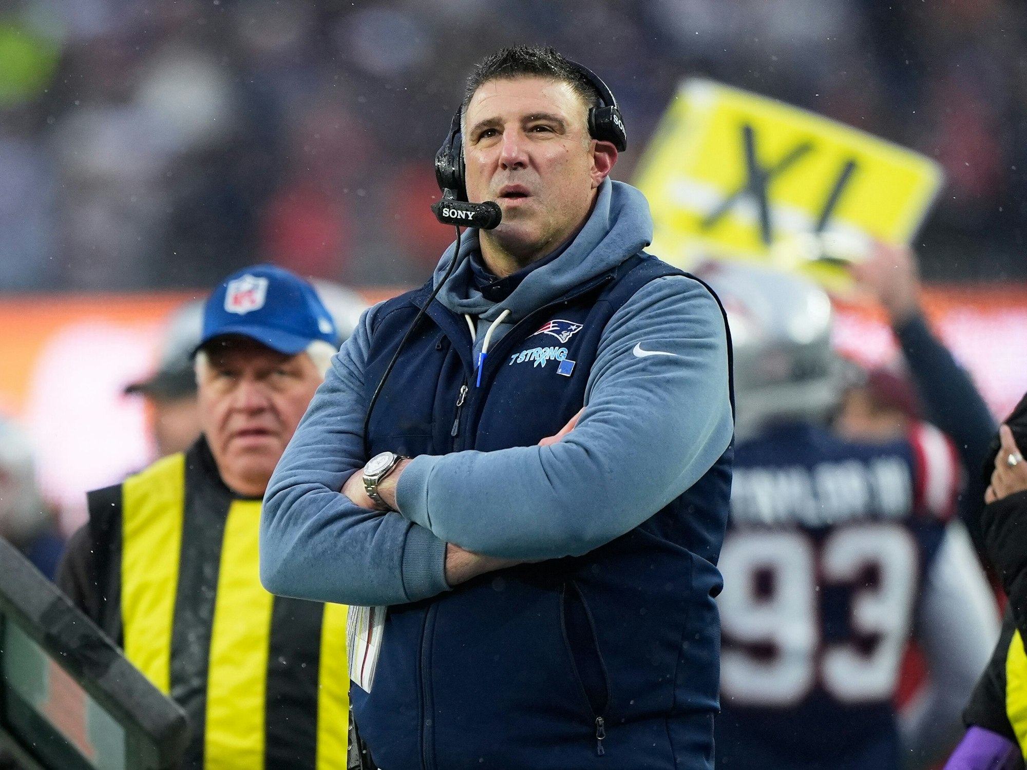 Der Cheftrainer der New England Patriots, Mike Vrabel, steht am Spielfeldrand