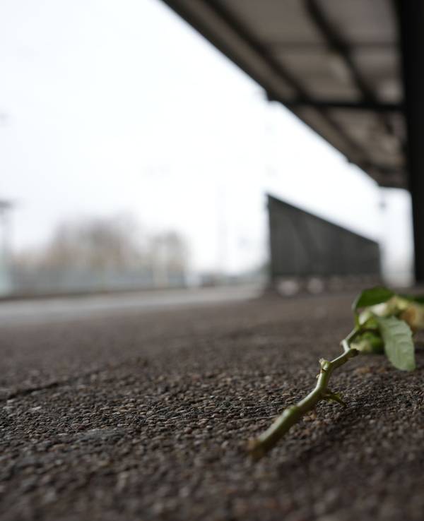 Blumen und Kerzen liegen am Bahnsteig in Landstuhl.