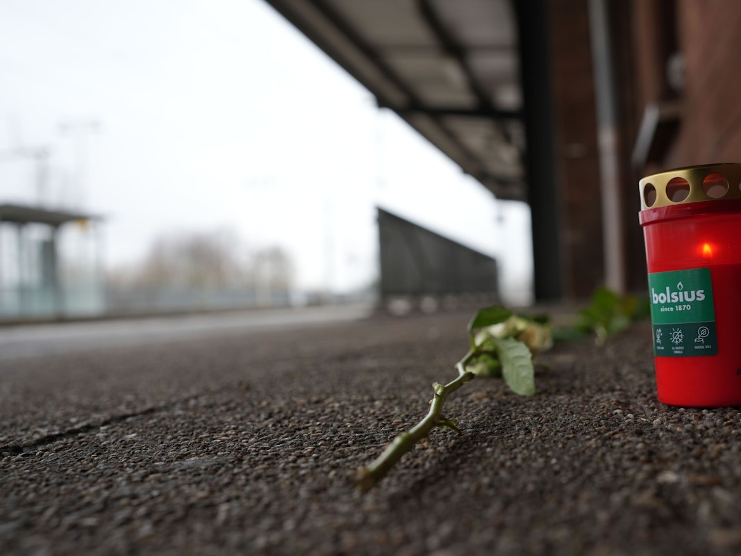 Blumen und Kerzen liegen am Bahnsteig in Landstuhl.