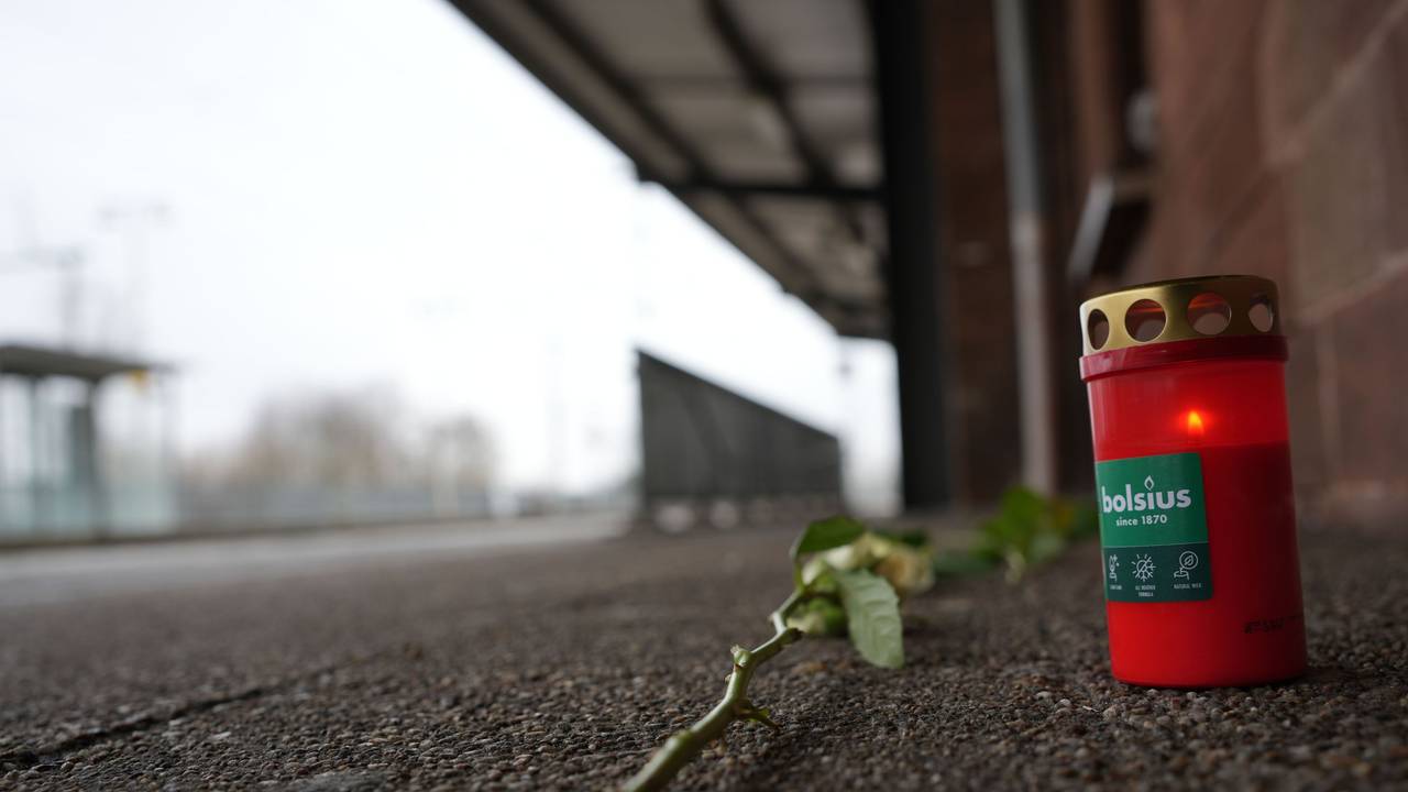 Blumen und Kerzen liegen am Bahnsteig in Landstuhl.