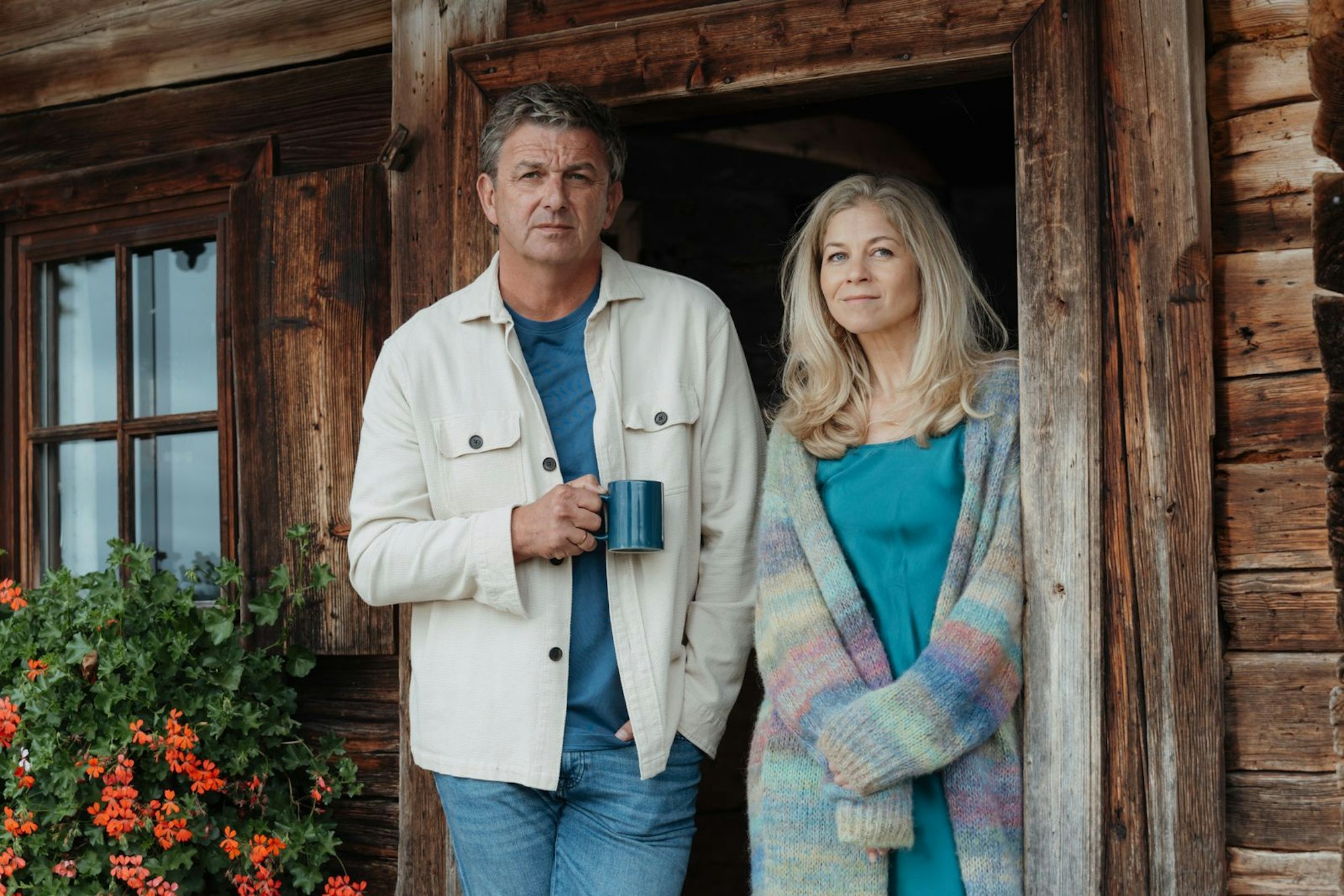 „Endlich mal frei!“, freut sich Karin Bachmeier (Hilde Dalik). Doch der Blick von „Bergdoktor“ Martin Gruber (Hans Sigl) zeigt es: aus dem geplanten freien Tag wird in der Folge „Schmelzpunkte“ nichts. (Bild: ZDF/Sabine Finger Fotografie)