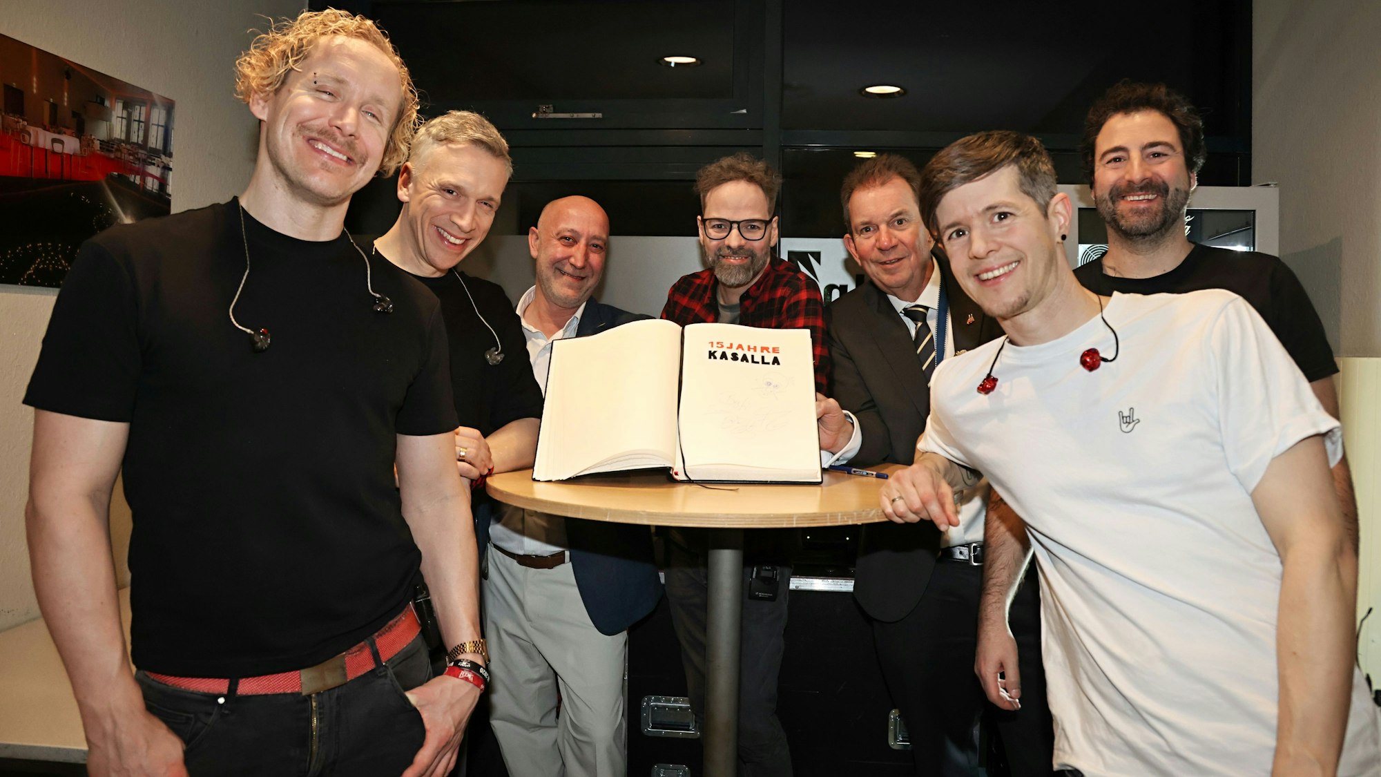 Die Band Kasalla beim Eintrag ins Gästebuch.