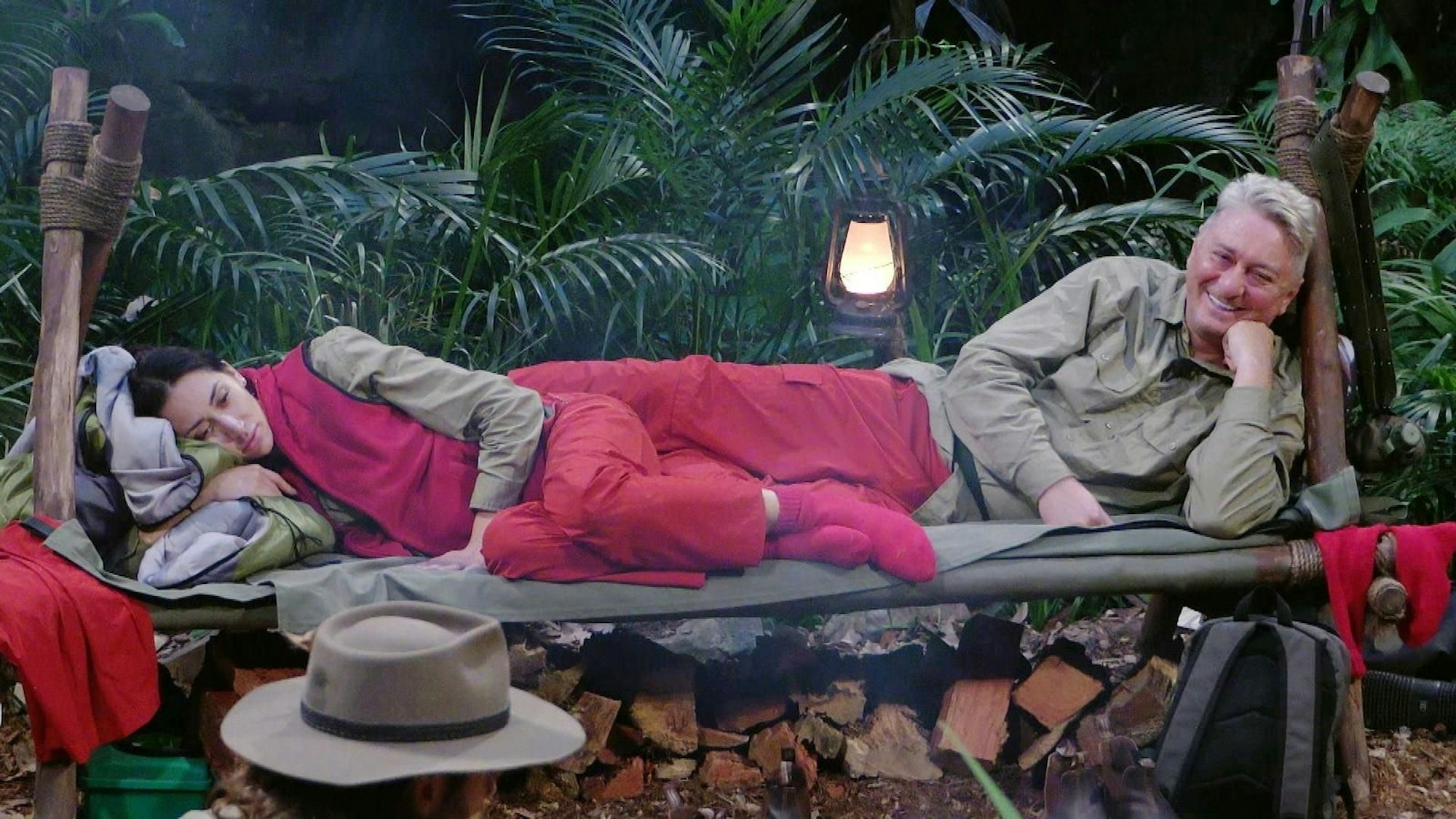 Männer können auch lästern. Patrick über Hubert: „Der ist wie ein Kuhschwanz und wedelt von links nach rechts. Er hat zu nichts eine Meinung.“ (Bild: RTL)