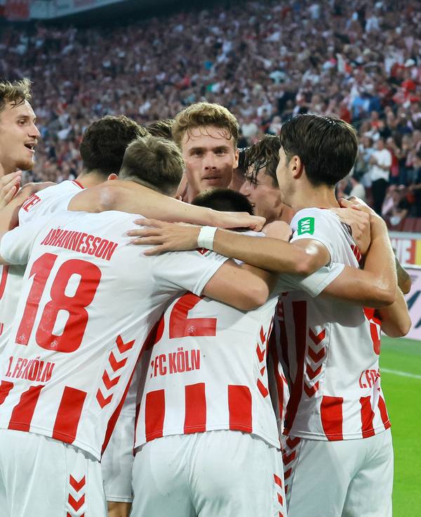 Die Spieler des 1. FC Köln jubeln über ein Tor.