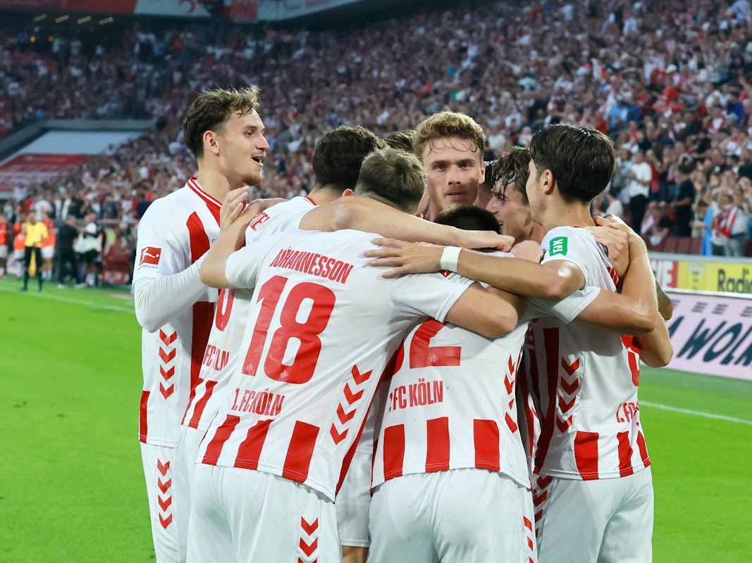 Die Spieler des 1. FC Köln jubeln über ein Tor.