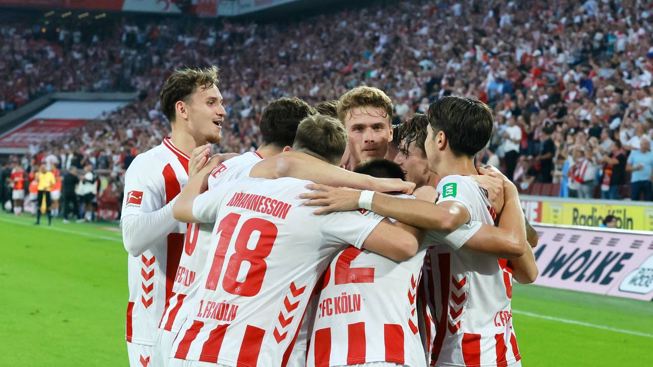 Die Spieler des 1. FC Köln jubeln über ein Tor.