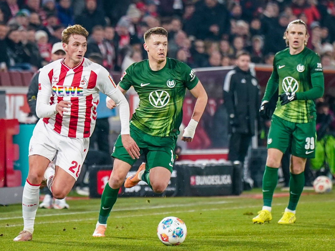 Sebastian Sebulonsen entwischt Wolfsburgs Dzenan Pejcinovic.