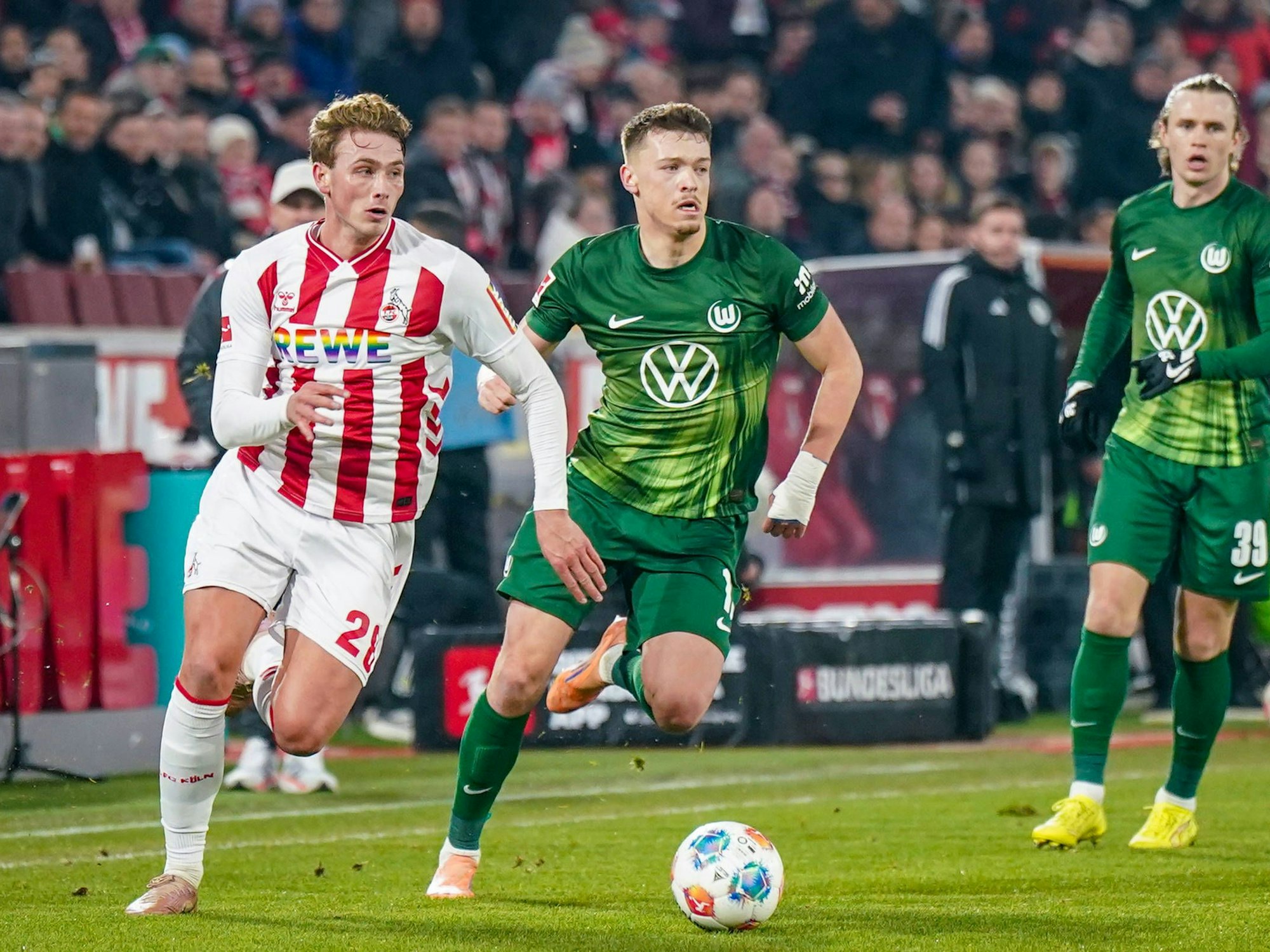 Sebastian Sebulonsen entwischt Wolfsburgs Dzenan Pejcinovic.